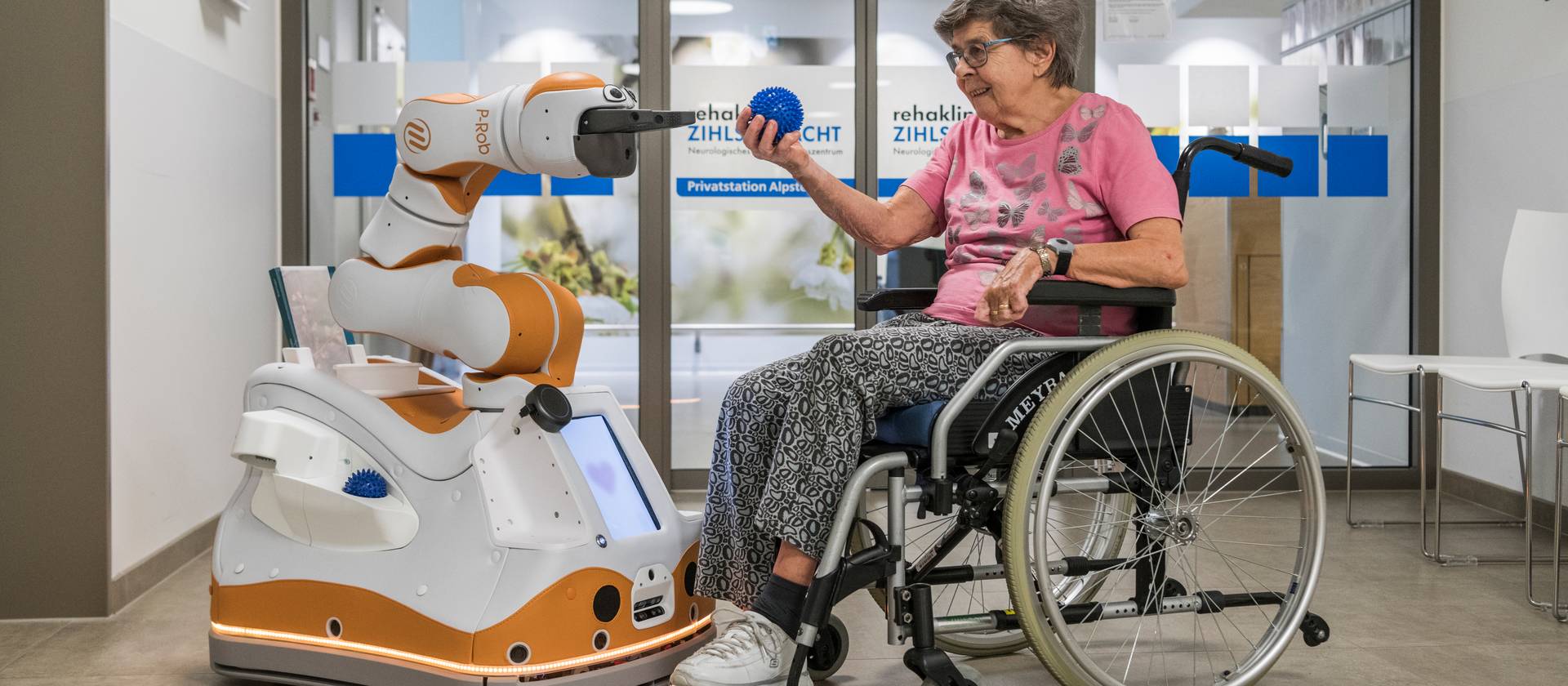 Assistenzroboter «Lio» bei der Arbeit – in Interaktion mit einer Patientin.