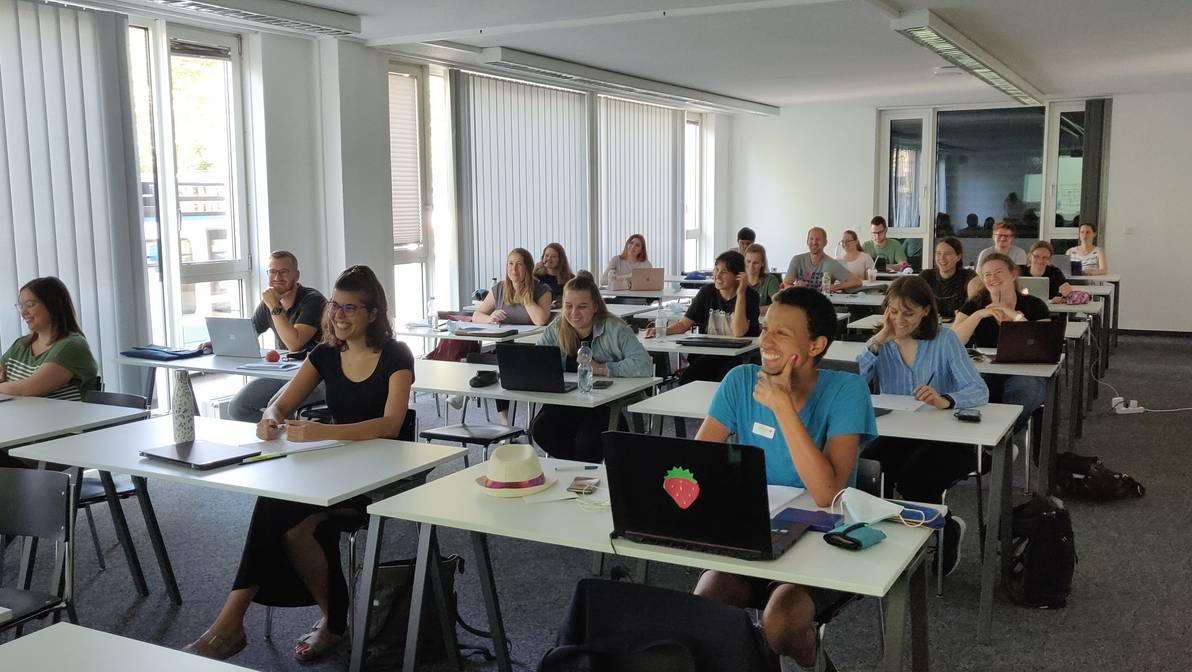 News-Studienstart-2020-Information-Science Die zukünftigen Informationswissenschaftlerinnen und -wissenschaftler halten Corona-konform Abstand am Standort Zürich.