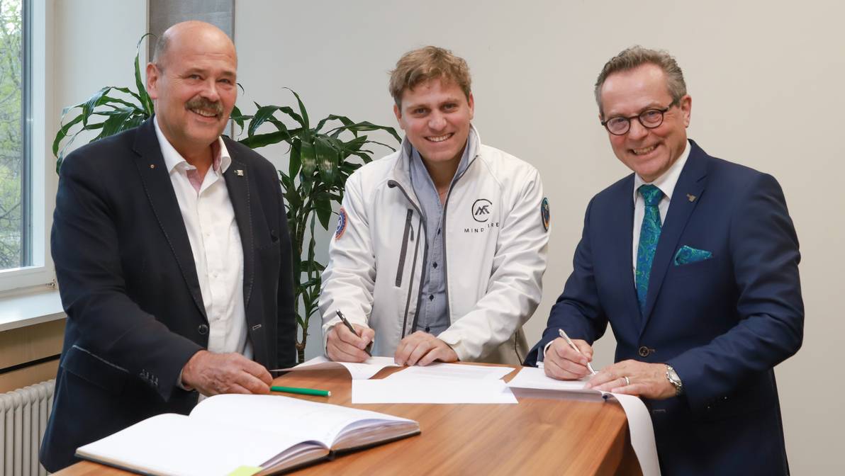 Sie besiegelten die strategische Partnerschaft zur Künstlichen Intelligenz: Bruno Studer, Departementsleiter Angewandte Zukunftstechnologien an der FH Graubünden, Pascal Kaufmann, Präsident der Mindfire Stiftung, Jürg Kessler, Rektor der FH Graubünden (v.l.n.r.).