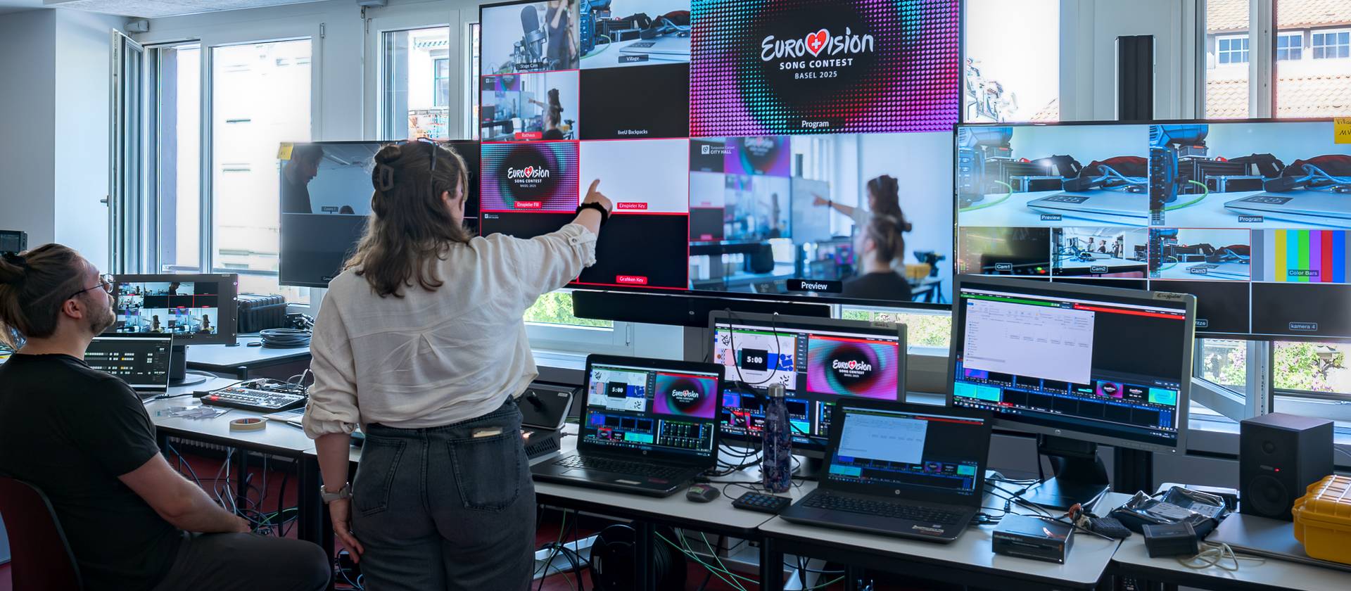 Die FHGR-Studierenden bereiten sich auf die mediale Umsetzung der Eurovision Song Contest Eröffnungsfeier vor.