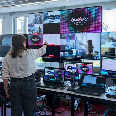 Die FHGR-Studierenden bereiten sich auf die mediale Umsetzung der Eurovision Song Contest Eröffnungsfeier vor.