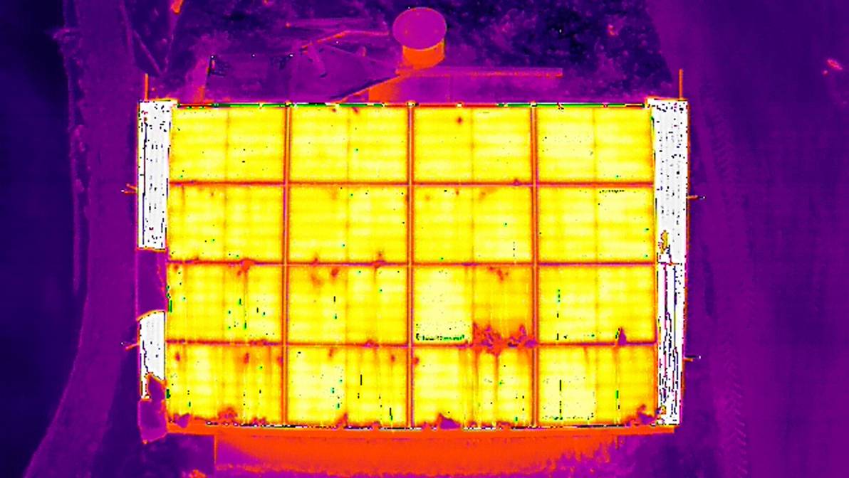 Forschende der FH Graubünden untersuchten, inwiefern es sich lohnt, Photovoltaik-Anlagen mittels Rückstrombeheizung schneefrei zu machen, um Winterstrom zu produzieren. Diese Thermoaufnahme zeigt das Dach in Davos im Winter 2024/2025  nachdem der Schnee abgeglitten ist.