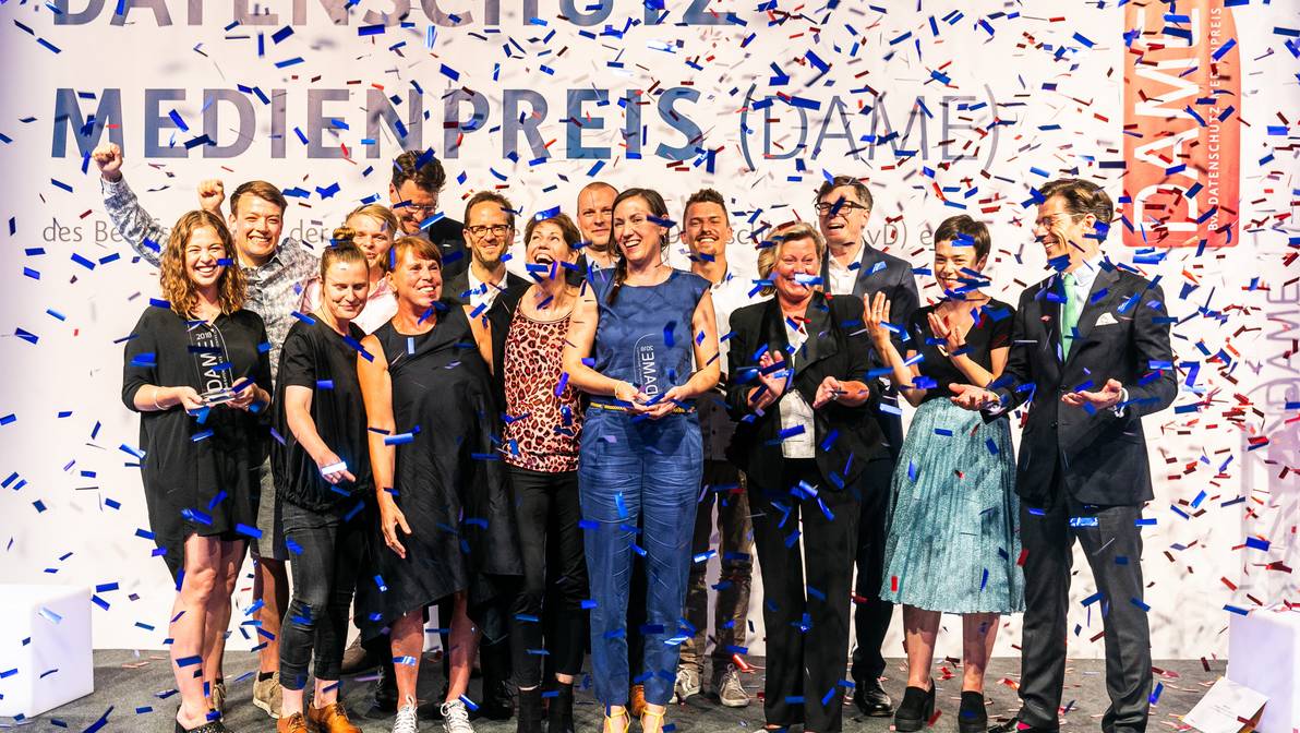 Die Preisgekrönten auf der Bühne vereint, anlässlich der Verleihung des Deutschen Datenschutz Medienpreises (DAME) in Berlin. (Bild: Dirk Lässig / BvD)