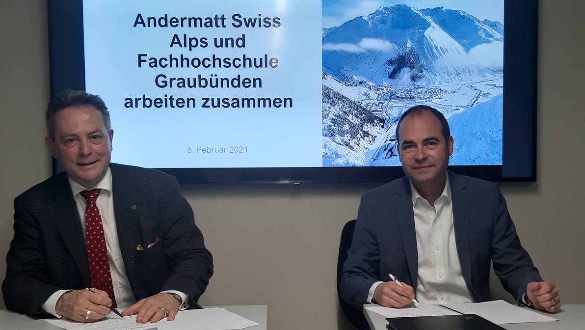 Jürg Kessler, Rektor der Fachhochschule Graubünden, und Raphael Krucker, CEO der Andermatt Swiss Alps AG, unterzeichnen die Kooperation in Andermatt.
