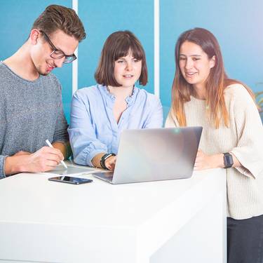 Digital Business Management Studium in Chur: Studierende bei praktischen Arbeiten.