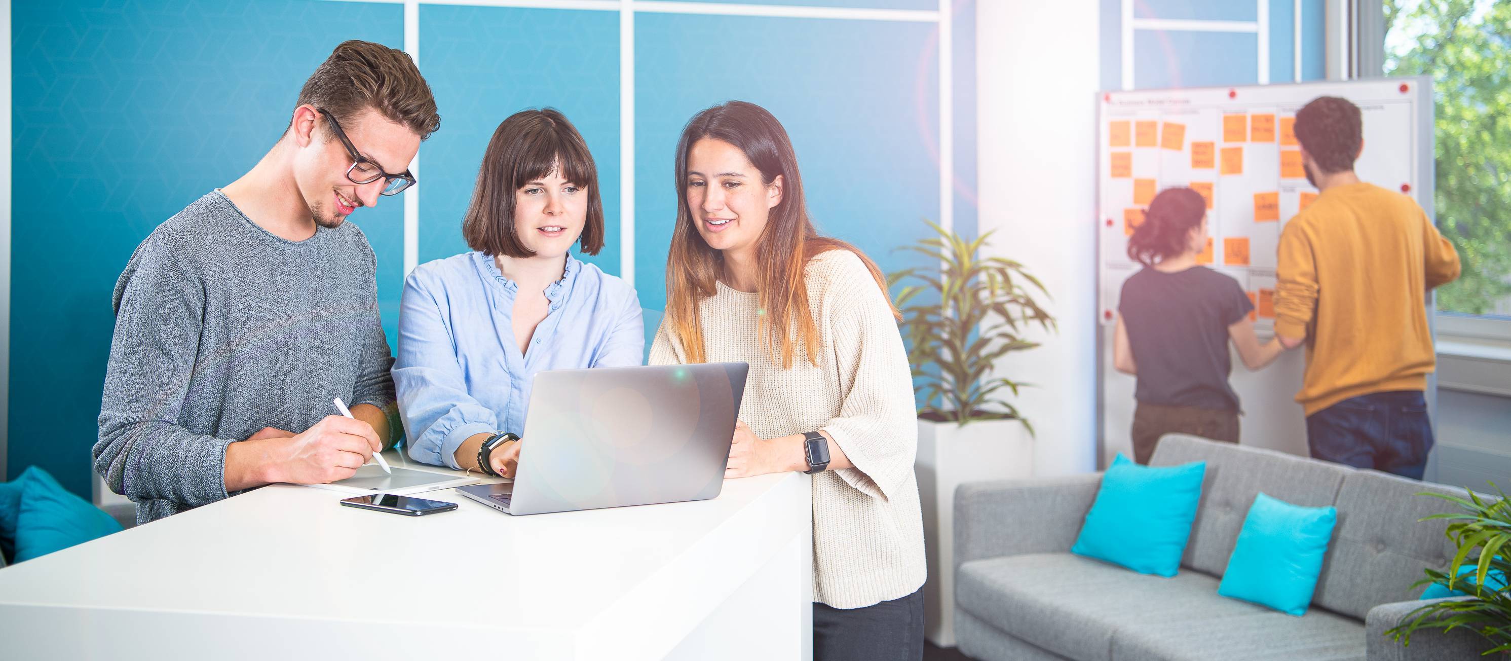 Digital Business Management Studierende bei praktischen Arbeiten.