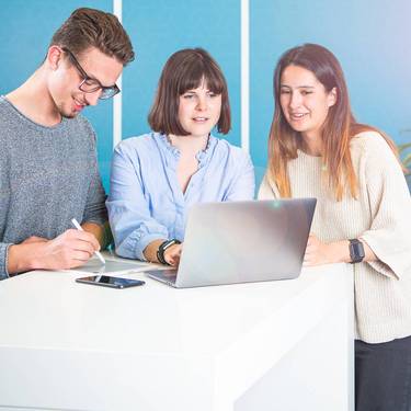 Digital Business Management Studierende bei praktischen Arbeiten.