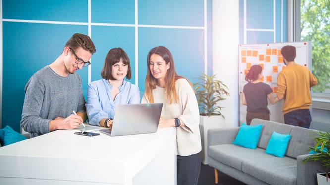 Digital Business Management Studium in Chur: Studierende bei praktischen Arbeiten.