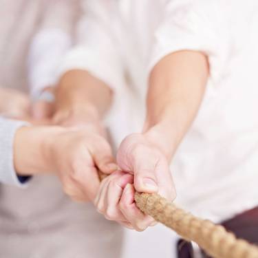 MAS Business Administration Studierende ziehen gemeinsam an einem Strick