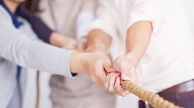 MAS Business Administration Studierende ziehen gemeinsam an einem Strick