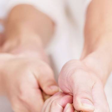 Menschen ziehen gemeinsam an einem Strick