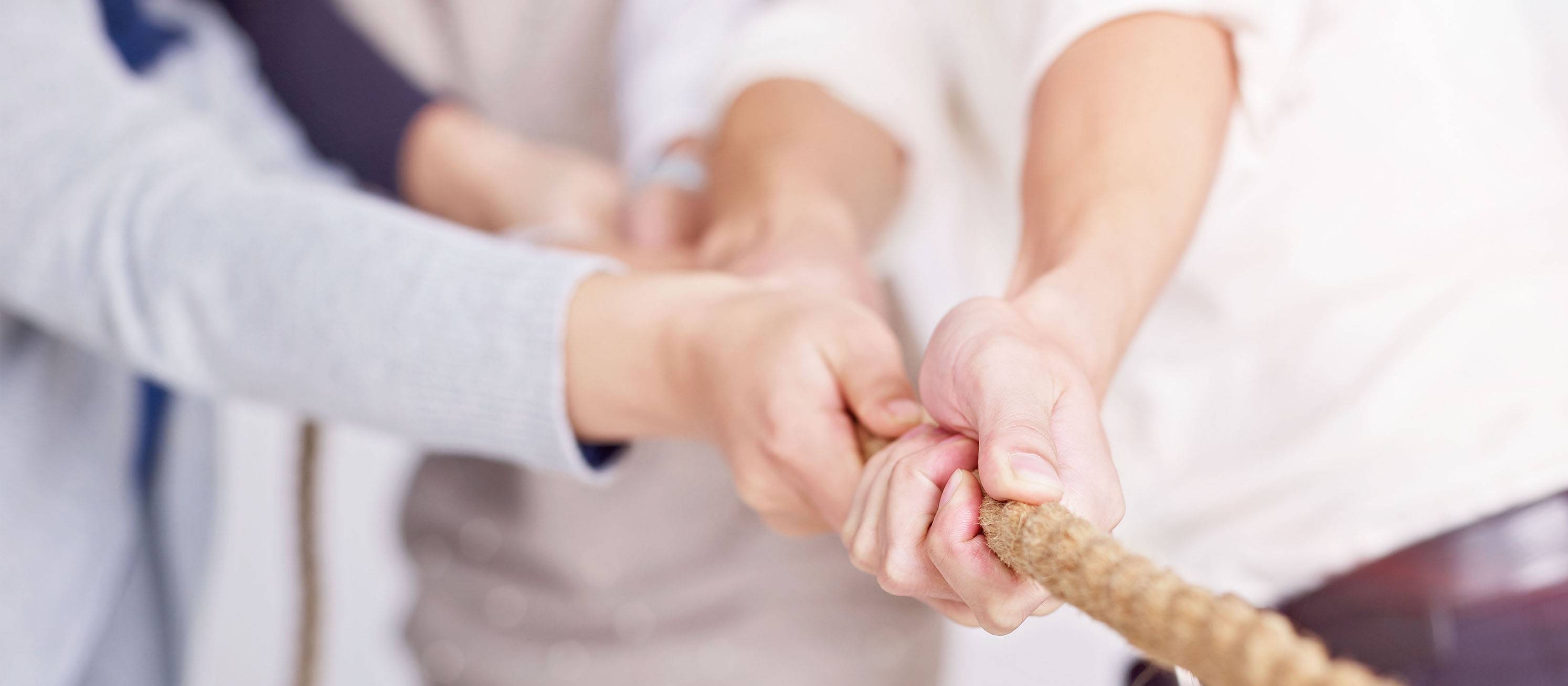 Menschen ziehen gemeinsam an einem Strick