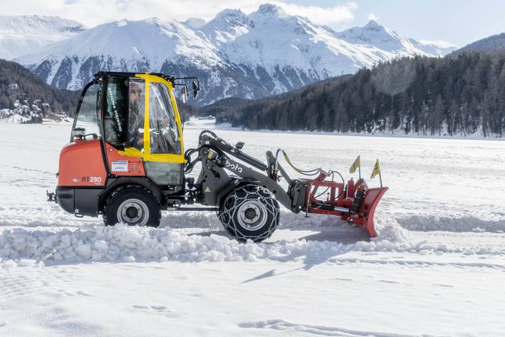 Bagger beim Freiäumen der Entnahmestelle