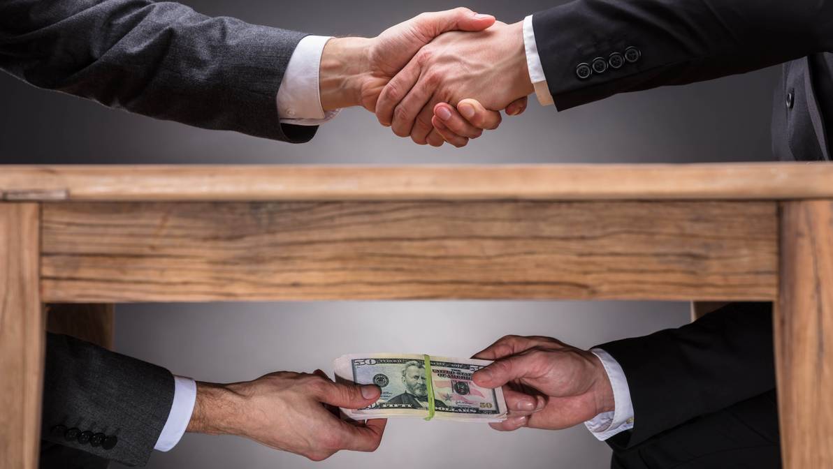 Eine Studie der FH Graubünden und Transparency Schweiz zeigt, dass mehr als die Hälfte der Schweizer Unternehmen in ihrem Auslandsgeschäft mit Korruptionsforderungen konfrontiert sind und jedes dritte Zahlungen leistet. (Bild: Andrey Popov, Adobe Stock