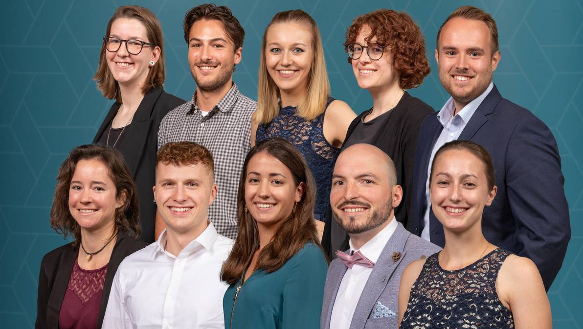 Die besten Bachelor- und Master-Absolventinnen und -Absolventen 2021 der FH Graubünden: (hintere Reihe v.l.n.r.) Jill Prevost (Bachelor Architektur), Michael Korner (Bachelor Bauingenieurwesen, beste konstruktive Arbeit), Jessica Nigg (Bachelor Digital Business Management), Debora Messerli (Bachelor Information Science), Jan Büeler (Bachelor Betriebsökonomie); (vordere Reihe v.l.n.r.) Selina Steiner (Master Tourism and Change), Lars Stalder (Bachelor Photonics), Florencia Kühne (Bachelor Service Design), Christoph Ryser (Bachelor Sport Management), Svenja Troy (Bachelor Tourismus). Es fehlen: Sören Honegger (Bachelor Bauingenieurwesen), Lara Morri (Bachelor Multimedia Production).