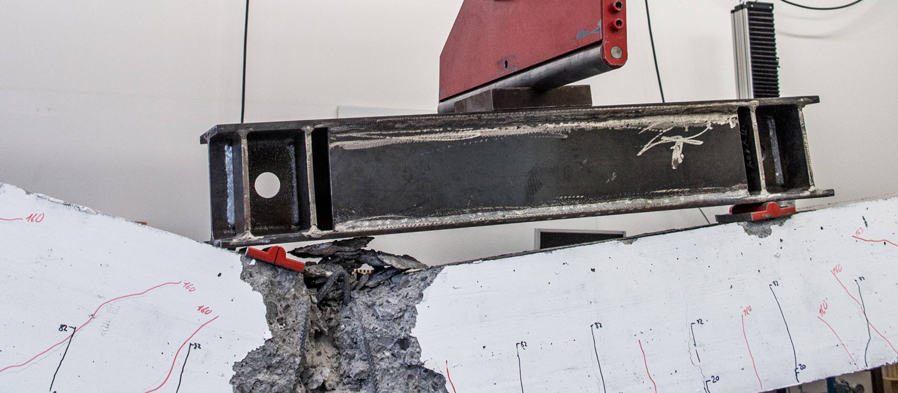 Balken brechen im Baulabor