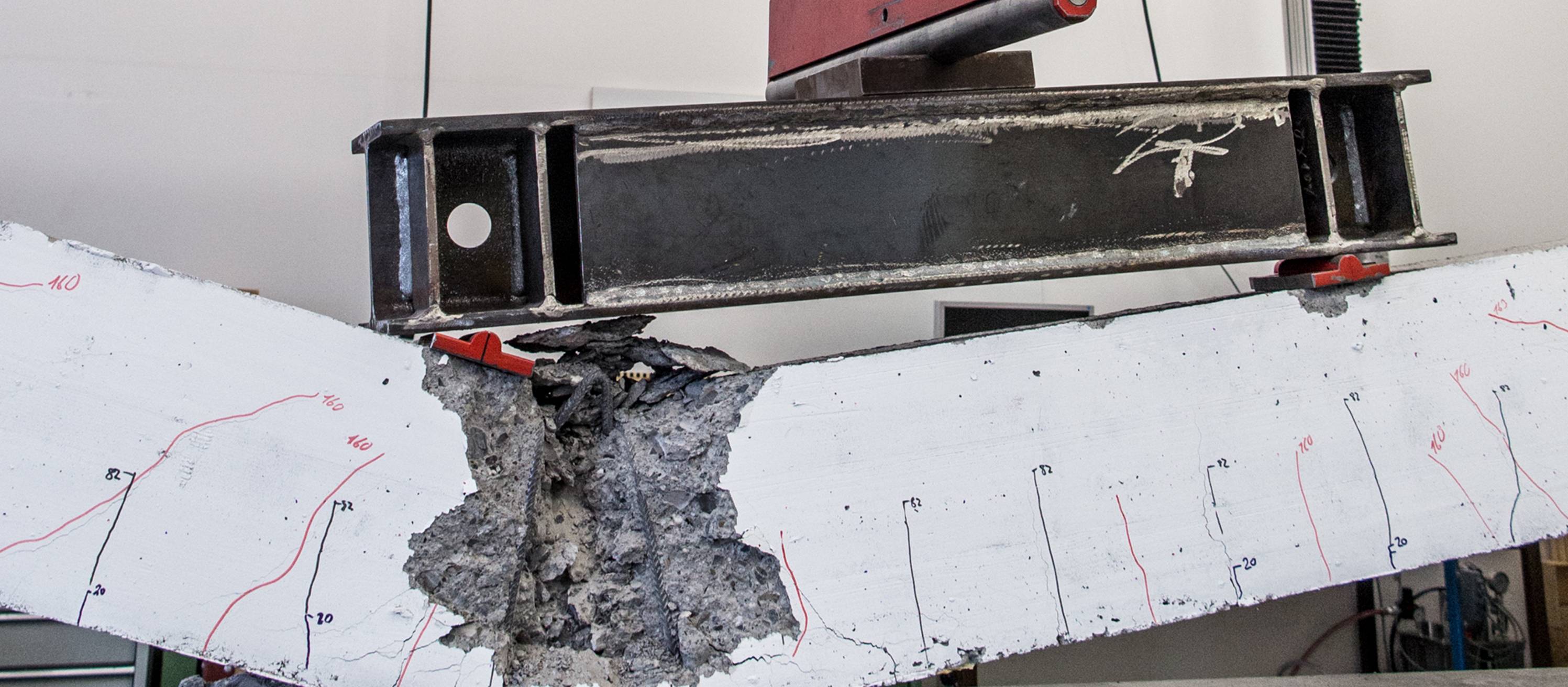 Balken brechen im Baulabor