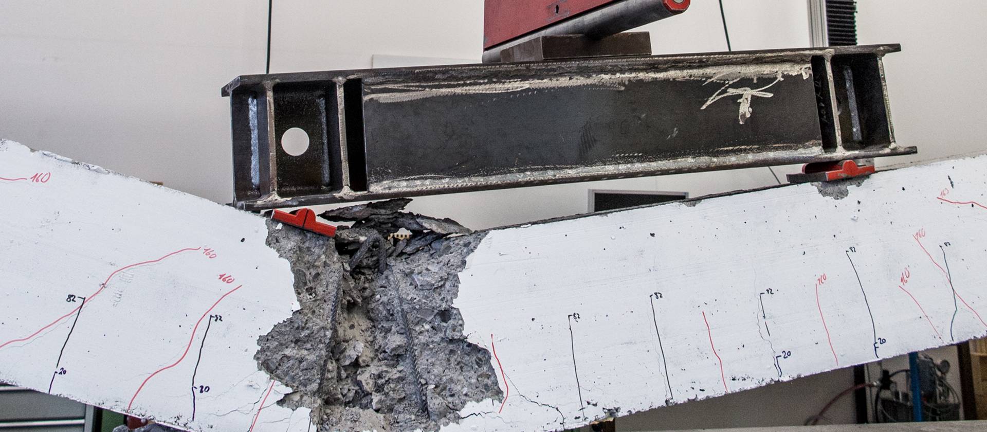 Balken brechen im Baulabor