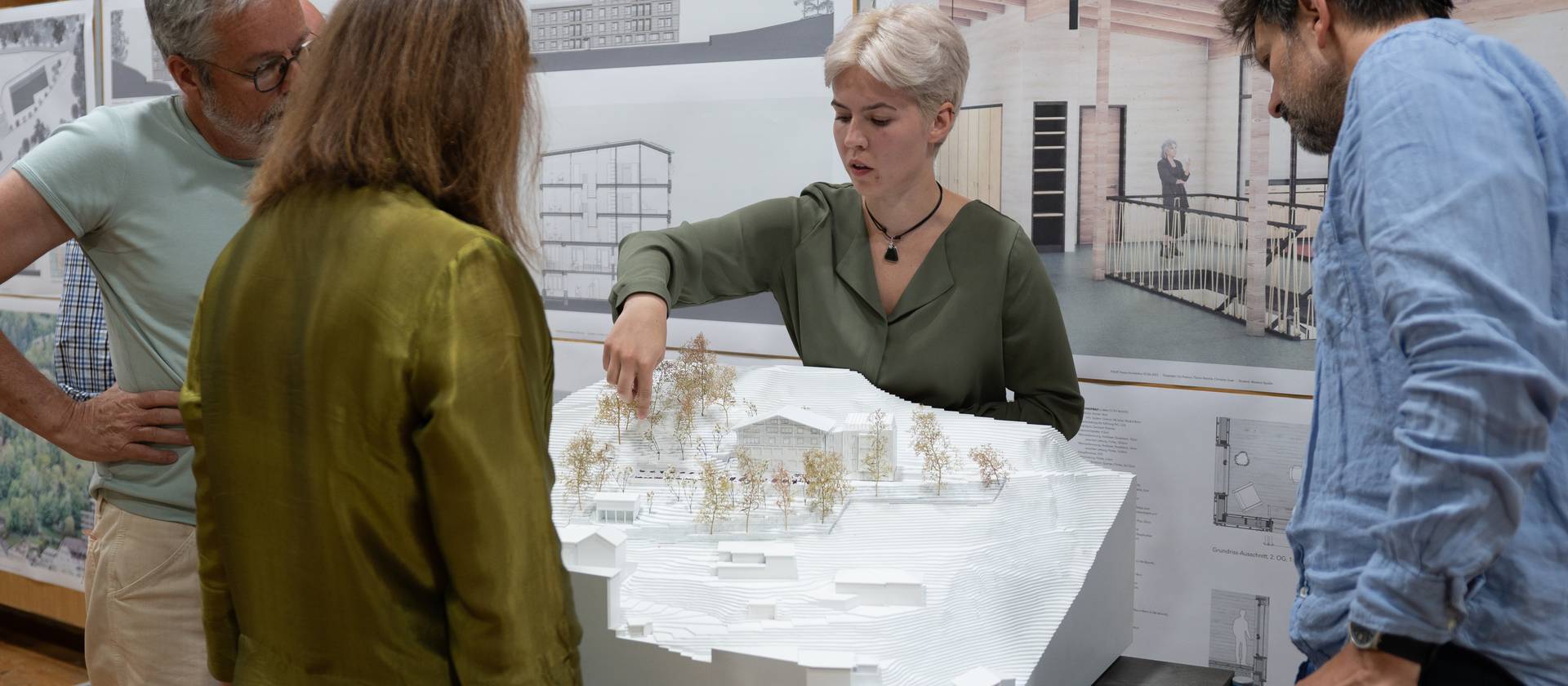 Architekturstudentin präsentiert ihre Bachelorthesis.