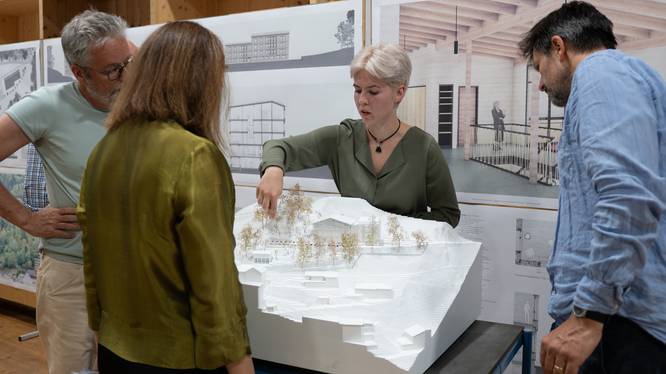 Architekturstudentin präsentiert ihre Bachelorthesis.