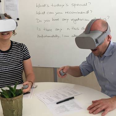 Zwei Angehörige der Fachhochschule Graubünden mit VR-Brillen