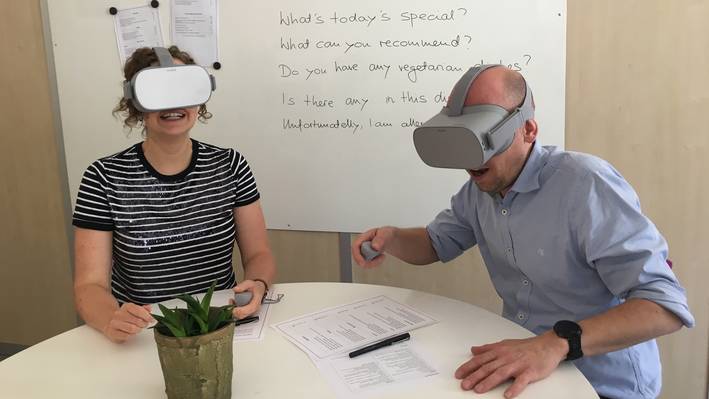 Zwei Angehörige der Fachhochschule Graubünden mit VR-Brillen