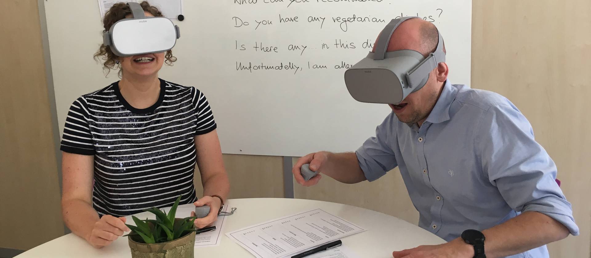Zwei Angehörige der Fachhochschule Graubünden mit VR-Brillen