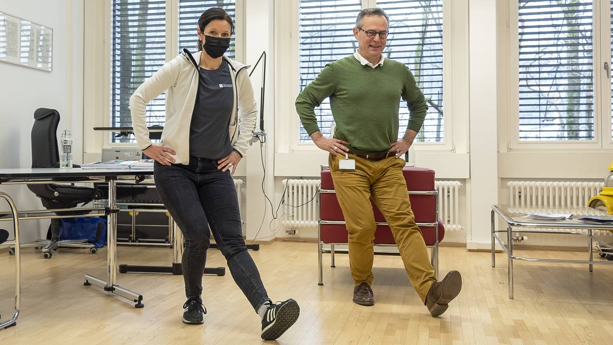 Zum Pumpilauf-Trainingsplan für Jürg Kessler, Rektor der FH Graubünden, gehören auch Einheiten im Büro, unter Anleitung von Nicole Reifler Steiner, Leiterin Hochschulsport an der Bündner Fachhochschule.