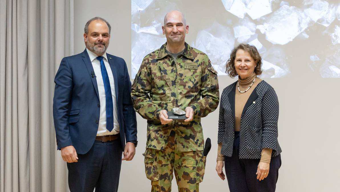 Anlässlich des 5. Hochschultages überreichte die Präsidentin des Hochschulrats, Brigitta M. Gadient, den Ehrenkristall der FH Graubünden an Korpskommandant Thomas Süssli.