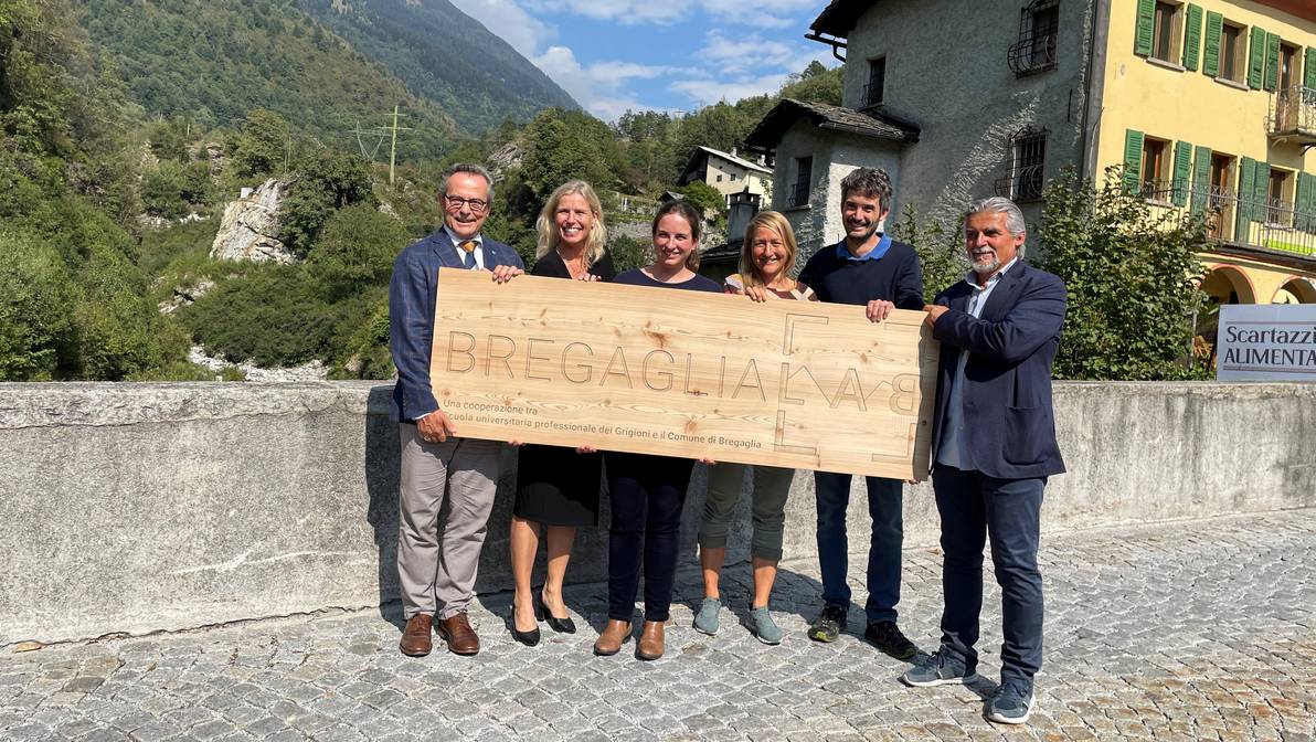 [Translate to Italienisch:] Die Freude über das Bregaglia Lab ist gross: (v.l.n.r.) Jürg Kessler, Rektor FH Graubünden, Ulrike Zika, Departementsleiterin FH Graubünden, Onna Rageth, Leiterin Bregaglia Lab, Eli Müller, Direktorin Bregaglia Engadin Turismo, Stefano Maurizio, Gemeinderat Bregaglia, Fernando Giovanoli, Gemeindepräsident Bregaglia.