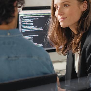 Informatik Studium: Zwei Studierende am Computer