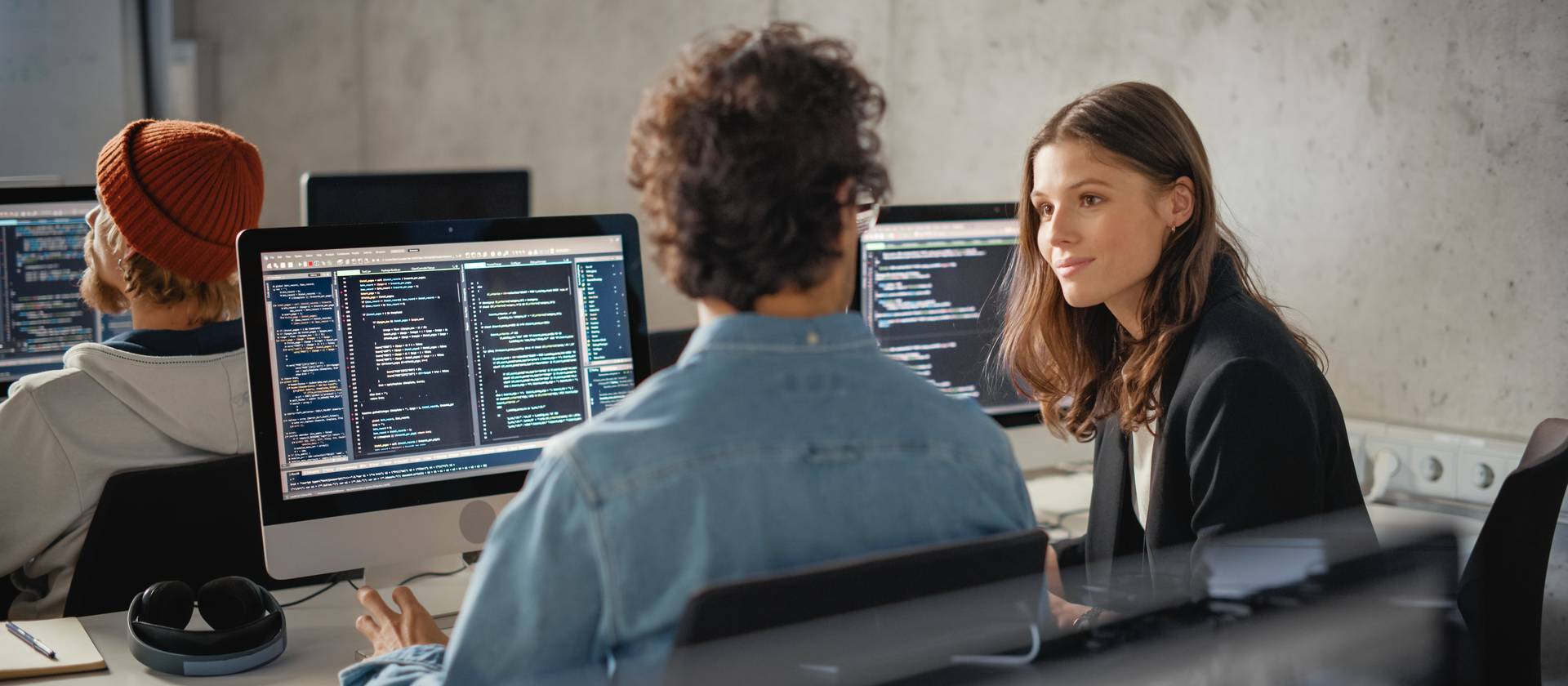 Informatik Studium: Zwei Studierende am Computer