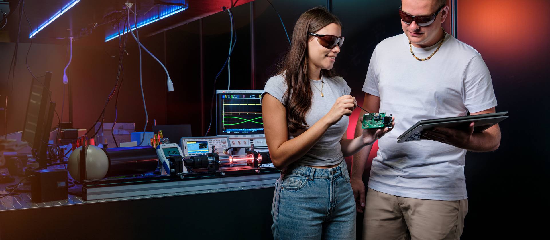 Optoelectronics-Studierende im Labor