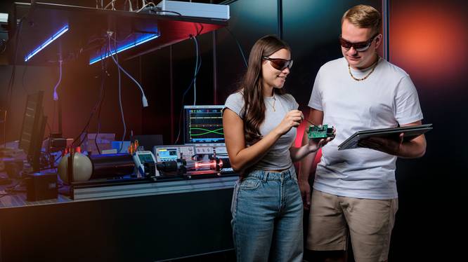 Optoelectronics-Studierende im Labor