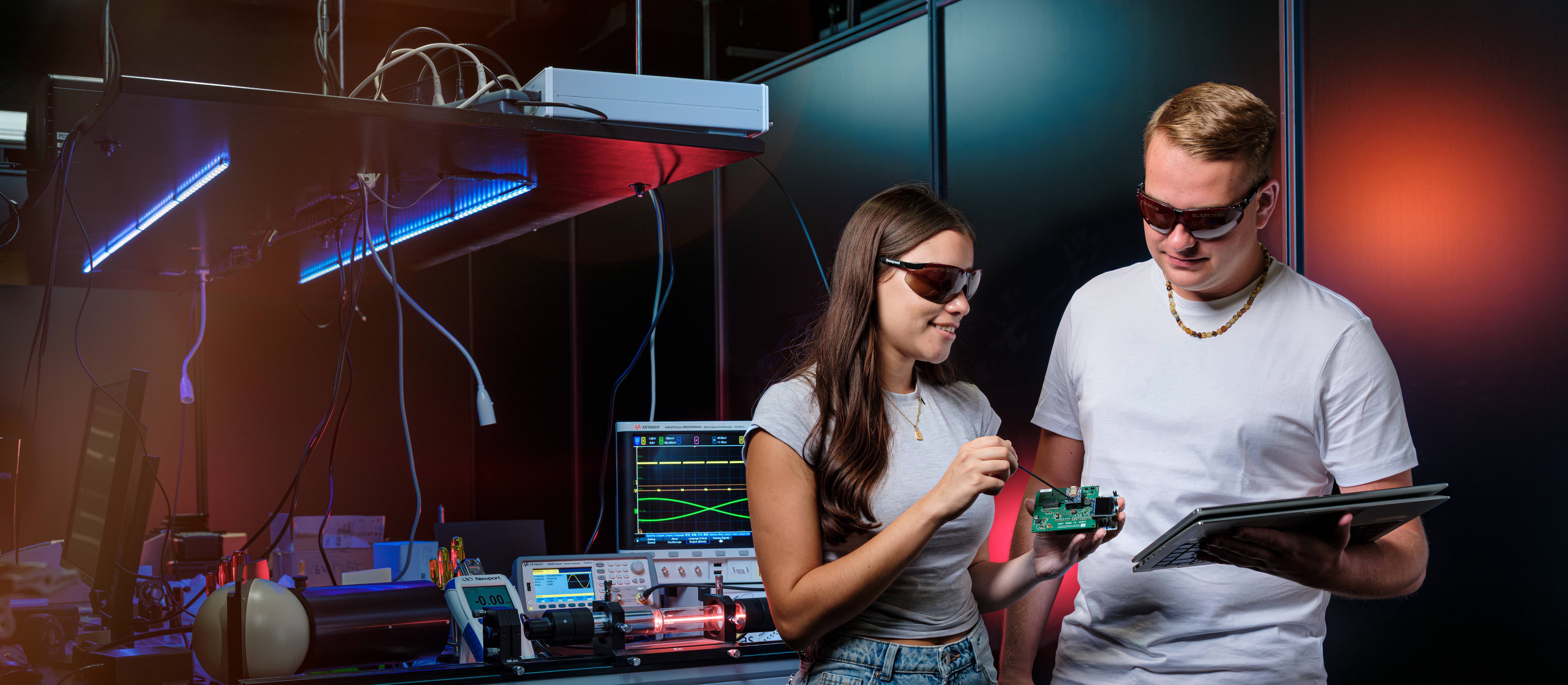 Optoelectronics-Studierende im Labor