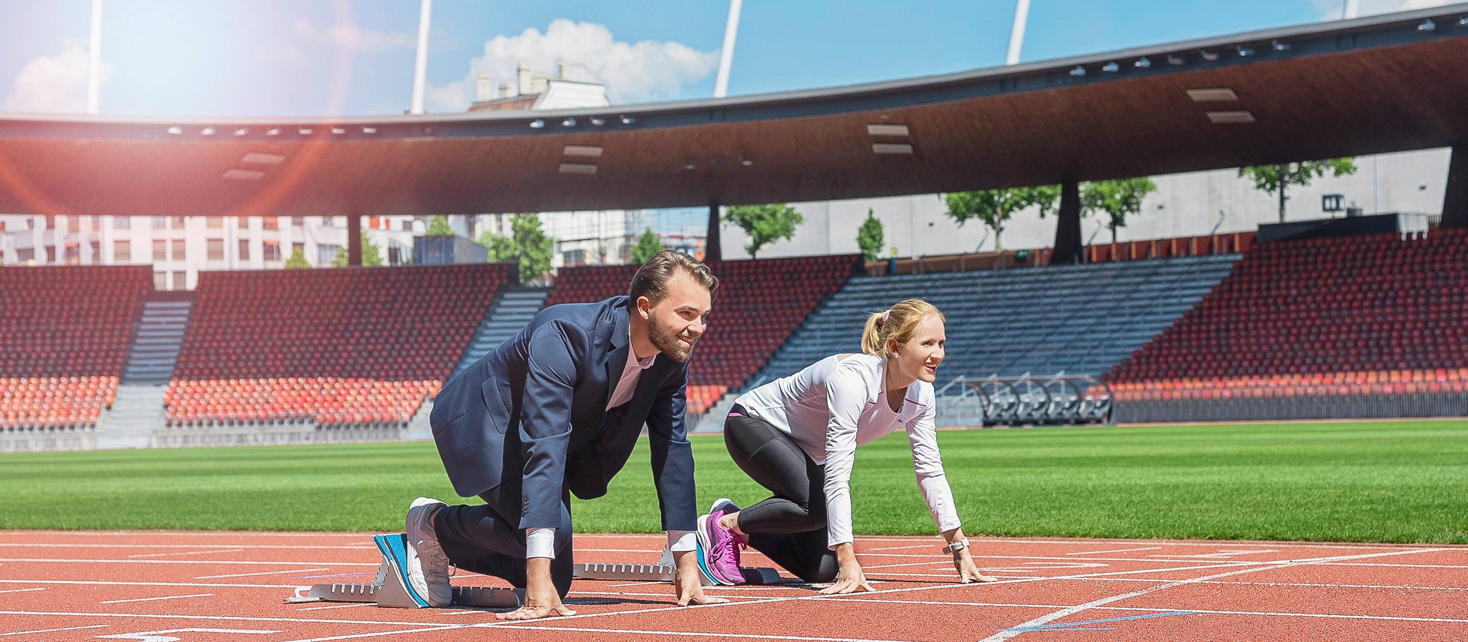 Im Sportmanagement Studium besuchen Studierende ein Sportstadion.