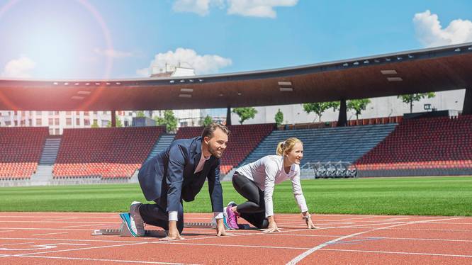 Bachelorstudienrichtung Sport Management Header Im Sportmanagement Studium besuchen Studierende ein Sportstadion.