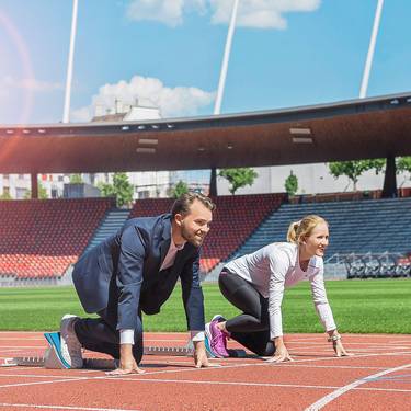 Im Sportmanagement Studium besuchen Studierende ein Sportstadion.