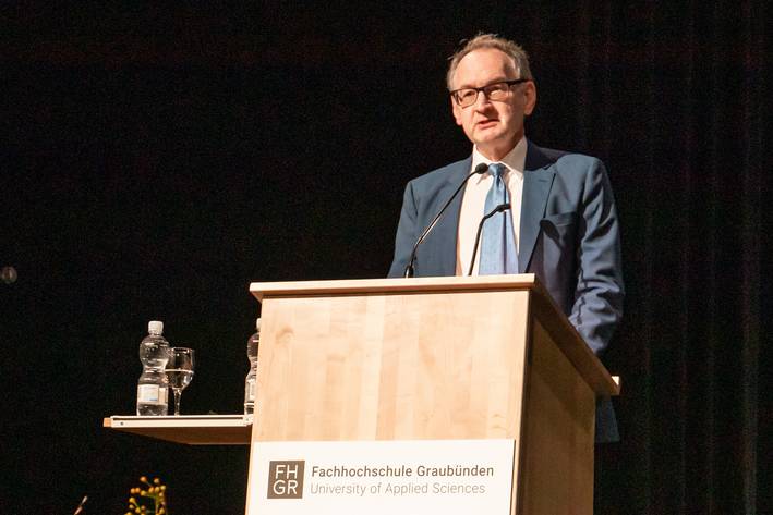 Andrea Masüger, Verwaltungsratsdelegierter der Somedia Press AG und Hochschulrat der FH Graubünden, hielt eine Festrede.