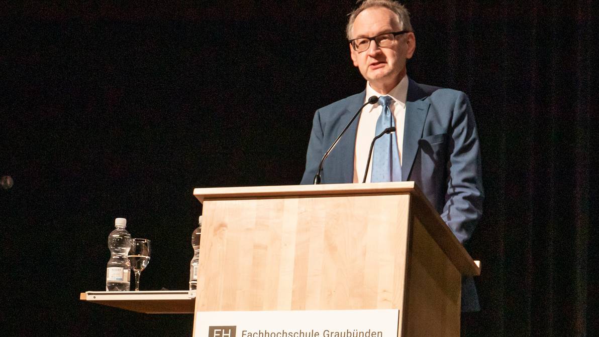Andrea Masüger, Verwaltungsratsdelegierter der Somedia Press AG und Hochschulrat der FH Graubünden, hielt eine Festrede.