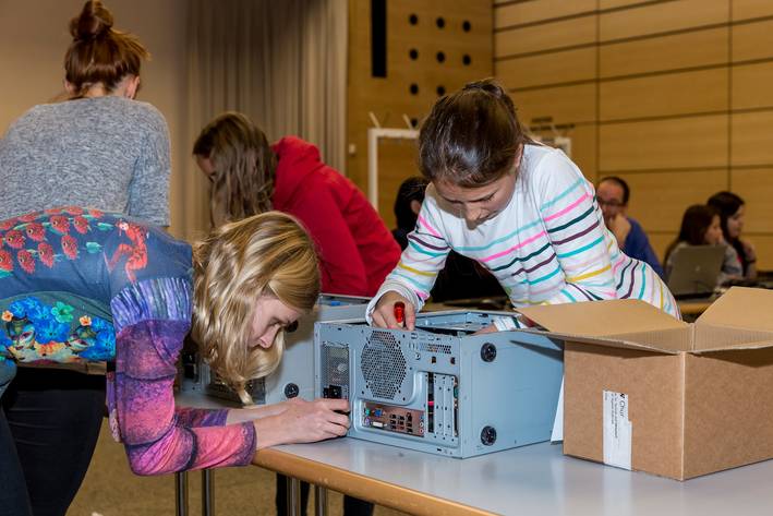 Teilnehmerinnen beim Zusammenbau eines Computers