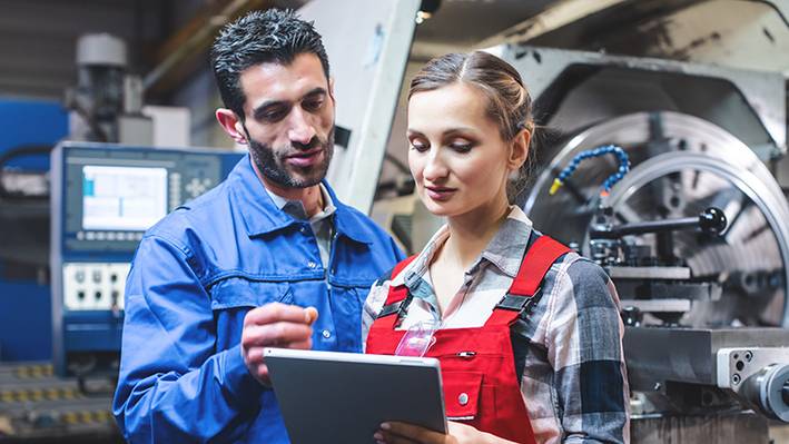 UX ist sicherheitsrelevant – besonders in der Industrie Zwei Mitarbeitende in der Industrie: Eine UX Designer Ausbildung hilft Fehler zu vermeiden.