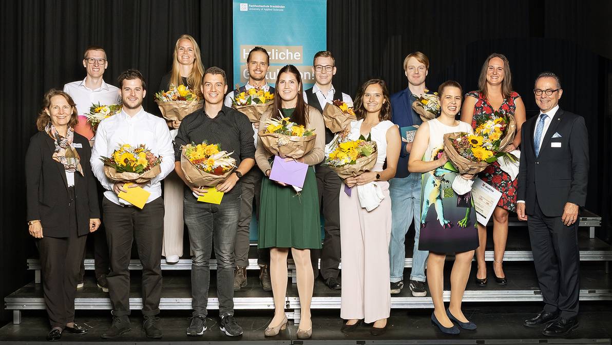 Die besten Bachelor- und Master-Absolventinnen und -Absolventen 2022 der FH Graubünden: (hinten, v.l.n.r.) Jan Villiger (Bachelor Photonics), Murielle Saxer (Bachelor Sport Management), Julian Hungerbühler (Bachelor Bauingenieurwesen, Spezialpreis), Florian Schütz (Bachelor Photonics, Spezialpreis), Yannick Messmer (Bachelor Tourismus), Gianna Pfister (Bachelor Betriebsökonomie).  (vorne, v.l.n.r.) Brigitta M. Gadient (Präsidentin des FHGR-Hochschulrats), Corsin Bundi (Bachelor Architektur), Fabio Länzlinger (Bachelor Bauingenieurwesen), Marina Inglin (Bachelor Information Science), Alea Cavegn (Bachelor Digital Business Management), Anna-Katharina Kilp (Master Tourism and Change), Jürg Kessler (Rektor der FH Graubünden). Es fehlen: Margaux Hasler (Bachelor Service Innovation Design), Tamara Reichle (Bachelor Multimedia Production).