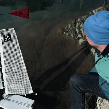 Im Rahmen eines Projektes mit Studierenden wurde an der FH Graubünden ein kleines Segelschiff gebaut, welches autonom einem abgesteckten Kurs folgen kann.