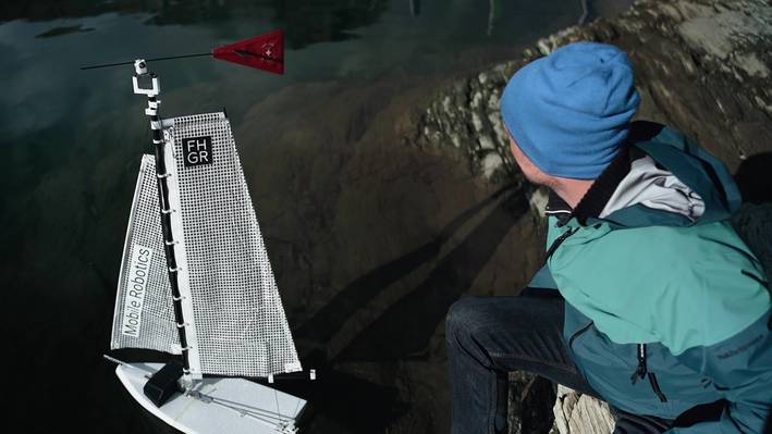 Im Rahmen eines Projektes mit Studierenden wurde an der FH Graubünden ein kleines Segelschiff gebaut, welches autonom einem abgesteckten Kurs folgen kann.