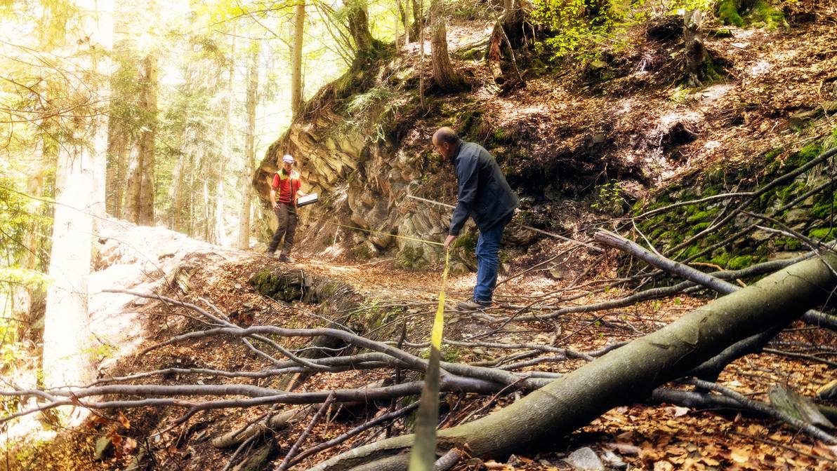 Bild aus der Fotoreportage von Multimedia-Production-Studierenden der FH Graubünden über die Arbeit des Forstwarts, entstanden für den Newsroom der Stiftung Silviva