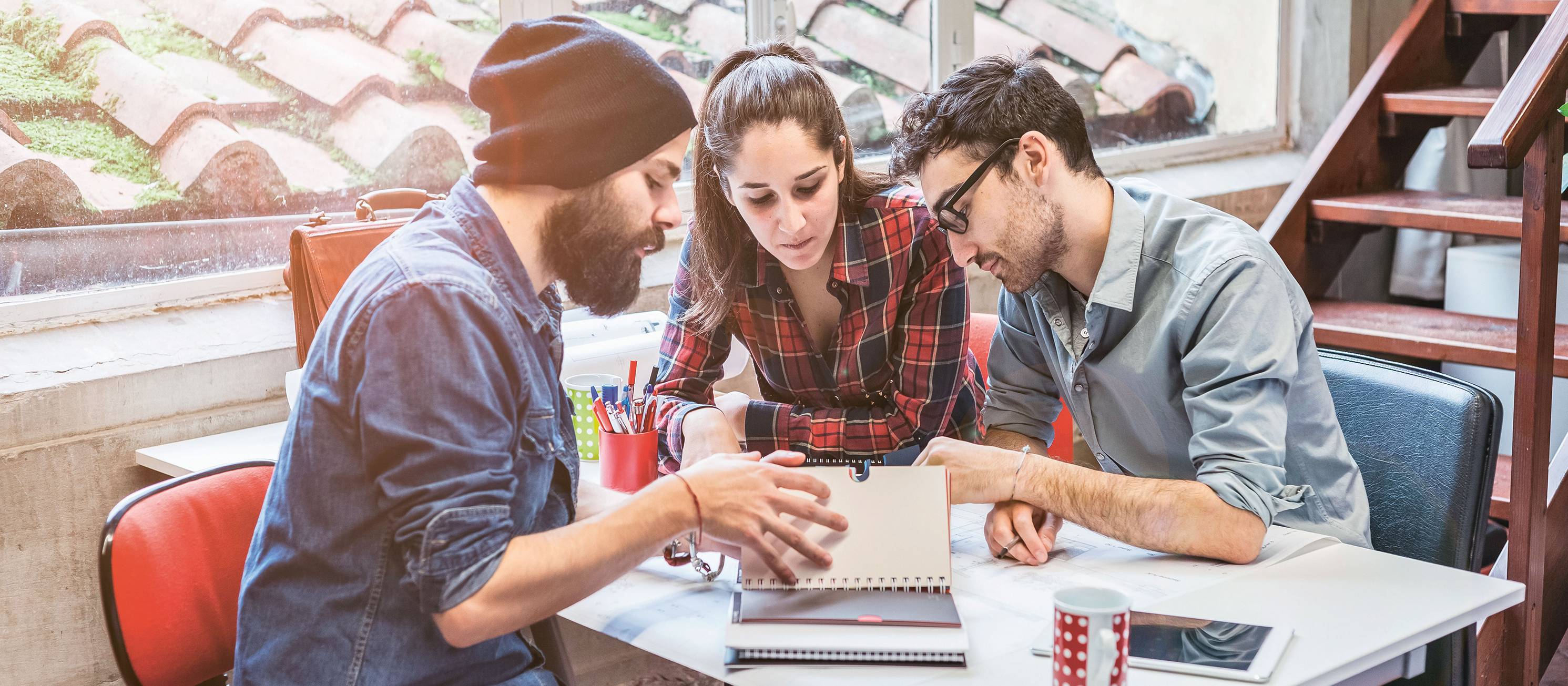 Im Tourismus Studium treffen sich Studierende für eine Gruppenarbeit.