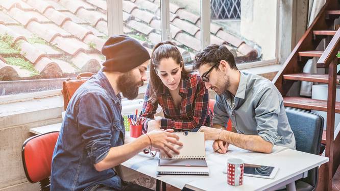 Im Tourismus Studium treffen sich Studierende für eine Gruppenarbeit.