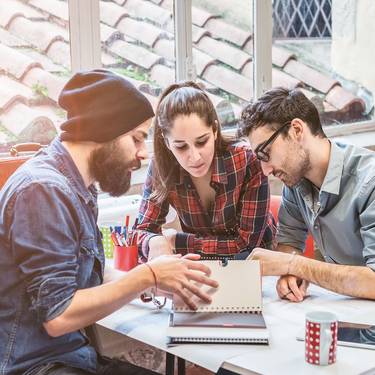 Im Tourismus Studium treffen sich Studierende für eine Gruppenarbeit.