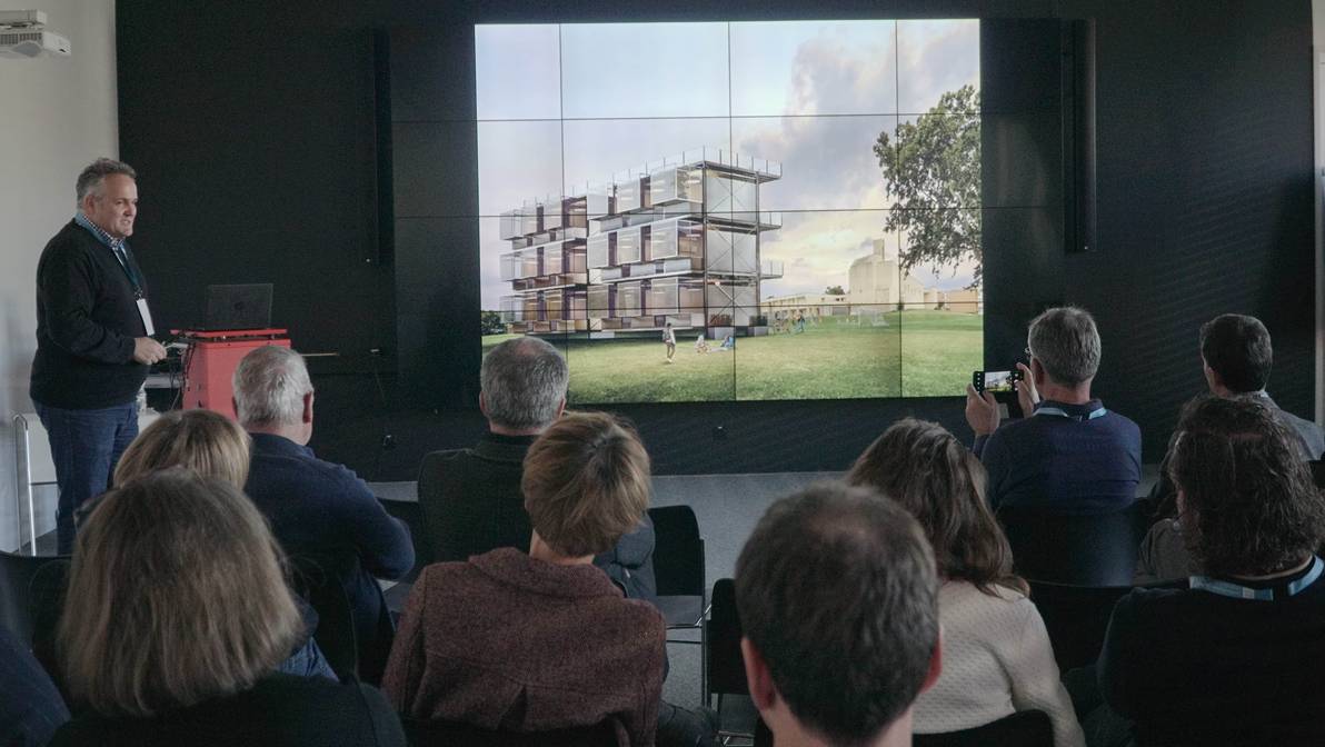 In einer Breakout Session anlässlich des Tourismus Trendforums 2019 an der FH Graubünden sprach Enrico Uffer über seine temporären Beherbergungsbauten.